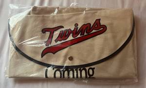 lot 208 image: Minnesota Twins New Canvas Bag Stadium Giveaway
