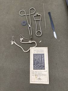 lot 16 image: Vintage Western Improved Caponizing Set