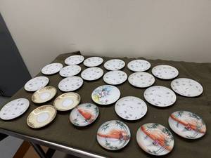 lot 46 image: Vintage Decorative Plate Collection