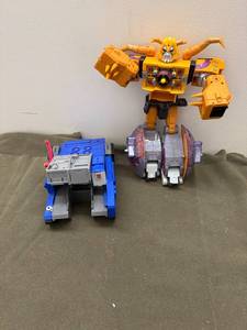 lot 61 image: Vintage Transformers Action Figures