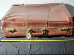lot 103 image: Vintage Delsey Leather Suitcase