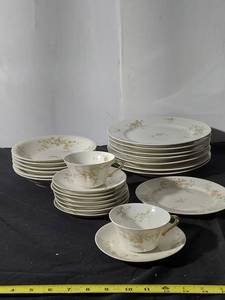 lot 145 image: Hutschenreuther China Floral Set