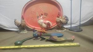 lot 324 image: Rooster Figurine & Tray Collection