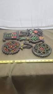 lot 338 image: Vintage Painted Cast Iron Trivets Set