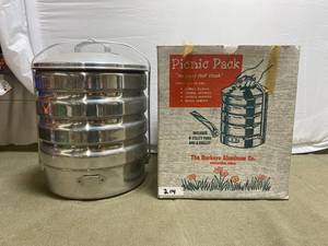 lot 214 image: Vintage Buckeye Aluminum Picnic Pack - 4 Pans & Skillet