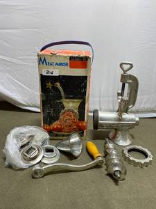 lot 216 image: Vintage Star Metal Manual Meat Mincer Grinder No. 8 in Original Box