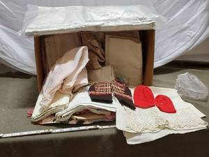 lot 303 image: Vintage Linen & Knitted Textiles Lot