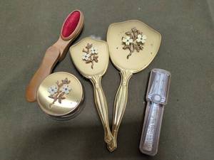 lot 368 image: Vintage Vanity Set Gold Floral Design