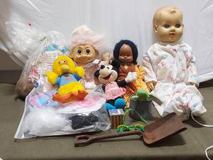 lot 409 image: Vintage Plush Toys & Collectibles Lot