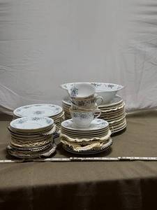 lot 420 image: Noritake Violette Dinnerware Set