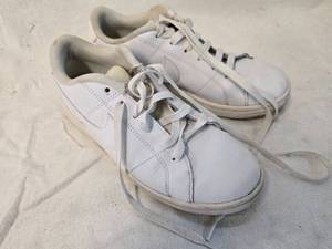 lot 85 image: Nike Court Royals Triple White Size 6 12