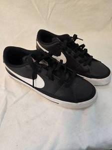 lot 86 image: Nike Black Court Legacy Next Nature Size 9 12