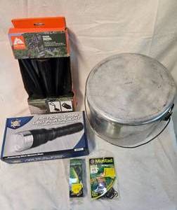 lot 104 image: Camping Accessories