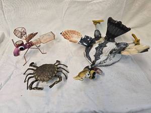 lot 119 image: Odd Figurines & Vintage Crab Ash Tray