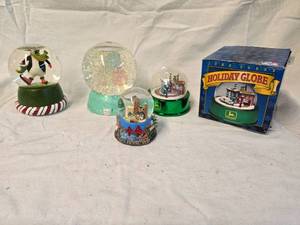 lot 128 image: Misc Snow Globes