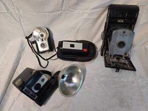 lot 165 image: Vintage Cameras (Unknown Condition)