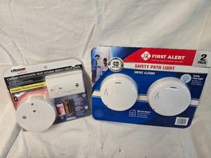 lot 168 image: (2) Smoke Alarms and Package with Smoke Alarm and Carbon Dioxide Detector (New)