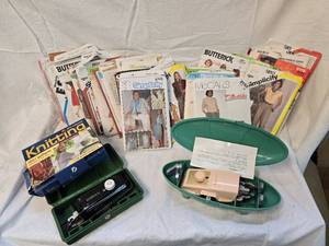lot 176 image: Misc. Vintage Singer Sewing Tools and Large Lot of Vintage Sewing Patterns