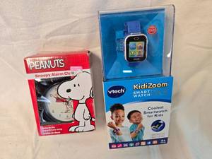 lot 182 image: Vtech Kids Smart Watch, Peanuts Snoopy Alarm Clock