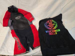 lot 226 image: Kids Wet Suit, Wisconsin Dells Kids Sweatshirt
