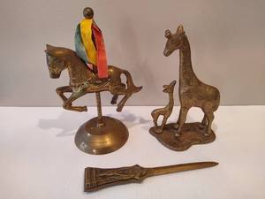 lot 38 image: Brass PaperweightsDecor