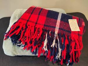 lot 35 image: Faribault Woolen Mill Blanket & Comfy Throw