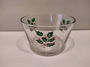 lot 27 image: Vintage Indiana Glass Holly Berry Bowl