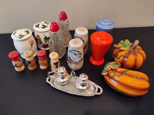 lot 98 image: Assortment of Salt & Pepper Shakers