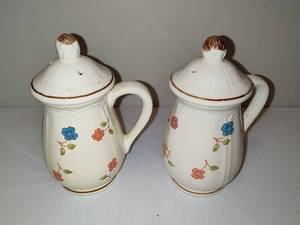 lot 59 image: Sangostone Avignon Floral Pattern Salt & Pepper Shakers