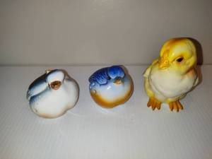 lot 60 image: Lefton Baby Chick & Bird Salt Shakers