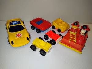 lot 20 image: Vintage Kenner Tree Tots Firehouse Truck  More