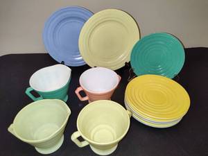 lot 10 image: Vintage Hazel Atlas Pastels