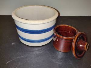 lot 70 image: Vintage Robinson Ransbottom Crock  Smaller Crock