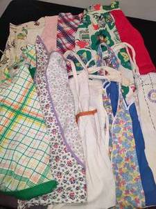 lot 101 image: Lot of Vintage Aprons