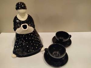 lot 15 image: D56 Vintage Polka Dot Teapot  Two Small Tea Cup Sets