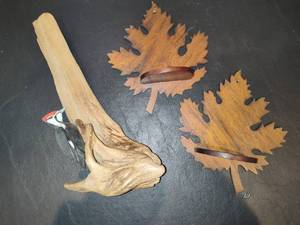 lot 122 image: Woodpecker Decor wTwo Maple Leaf Hanging Shelves