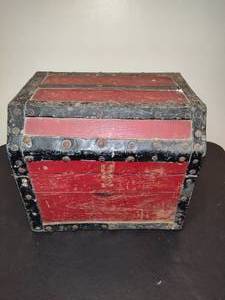 lot 46 image: Vintage Treasure Chest