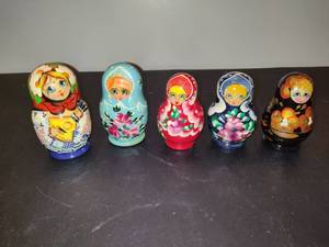 lot 7 image: Lot of Nesting Dolls