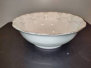 lot 123 image: Large WhiteGold BasinBowl