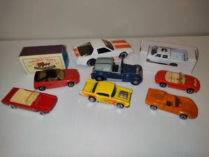 lot 18 image: Lot of Matchbox & Hotwheels Cars