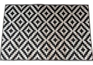 lot 164 image: Indoor  Outdoor Black and White Rug 100% Polypropylene Wipe with Soft Cloth for Cleaning