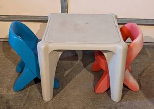 lot 109 image: Plastic Childrens Table Set