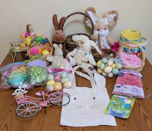lot 111 image: Easter Baskets and Decor