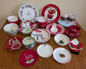 lot 114 image: Large Variety of Ceramic Christmas Plates