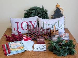lot 113 image: Christmas Accent Pillows and Decor