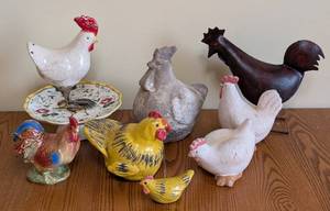 lot 142 image: Adorable Rooster Decorative Figurines