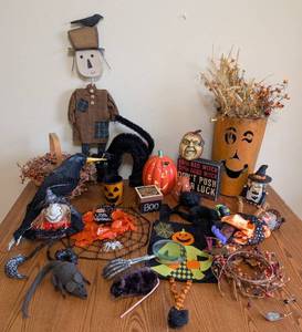 lot 146 image: Fun Halloween Decor