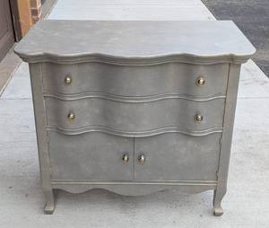 lot 14 image: Vintage Painted French Provincial Dresser