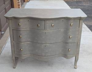lot 15 image: Vintage Painted Four Drawer French Provincial Dresser
