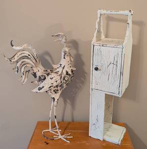 lot 26 image: Rustic Rooster and Wood Box Decor